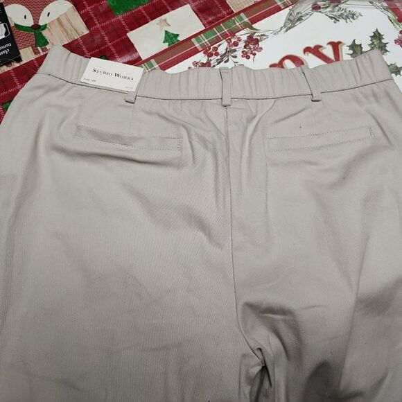 New Studio Works Stone Colored Classic Fit Tummy Toner Cropped Pants Women's 10P - Picture 3 of 3